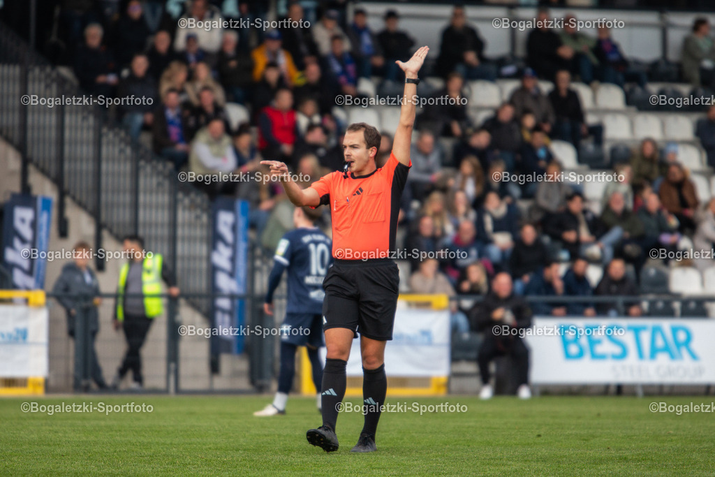 Lasse Lütke-Kappenberg | 08.11.2025, Fußball, Regionalliga West, SSVg Velbert - SC Wiedenbrück: Schiedsrichter Lasse Lütke-Kappenberg in Aktion - Realisiert mit Pictrs.com