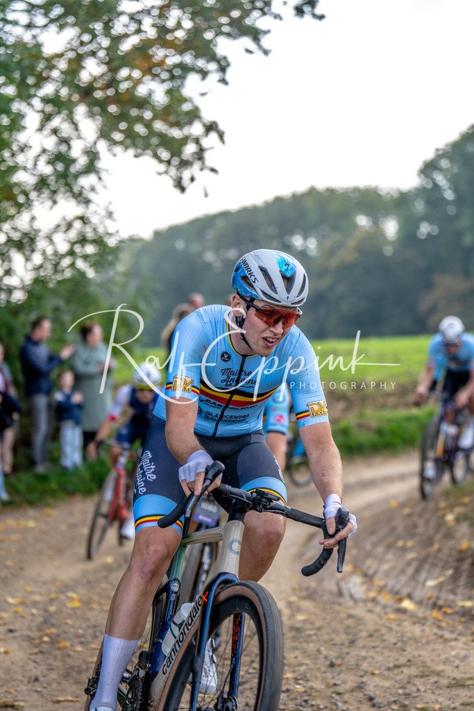 Ralf Eppink Photography 20251012_DSC02681 | Sportfotografie, Eventfotografie, Porträtfotografie, Radsport Fotograf, Triathlon Fotograf, Düsseldorf Fotograf, Köln Fotograf, Actionfotografie, Teamfotografie, Peoplefotografie, Business Portraits, Veranstaltungsfotografie, Reportagefotografie - Realisiert mit Pictrs.com