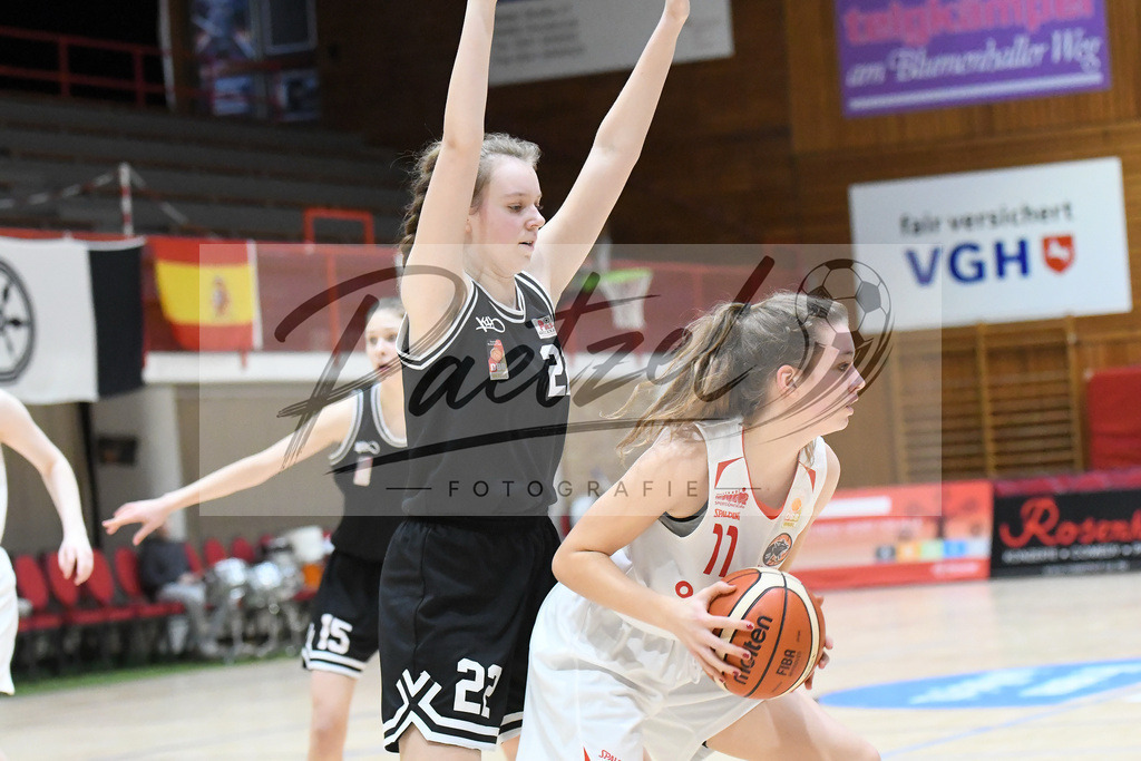 20200126_OSCTGN_0022 | Basketball, Juniorinnen: Laura Berner (TG Neuss Junior Tigers) und Marieke Köster (OSC Junior Panthers) im Zweikampf beim Spiel der WNBL zwischen OSC Junior Panthers vs. TG Neuss Junior Tigers am 26.01.2020 im Panthers Dome in Osnabrück, Deutschland.(Foto von Nico Paetzel) - Realisiert mit Pictrs.com