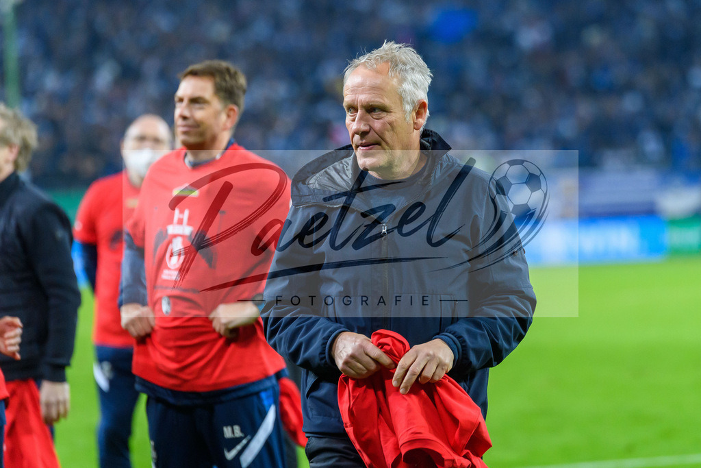 HSVSCF20220419_173 | Fussball, Herren: Trainer Christian Streich (SC Freiburg) schaut beim DFB-Pokal-Halbfinalspiel zwischen Hamburger SV und SC Freiburg im Volksparkstadion am 19.04.2022 in Hamburg, Deutschland.DFB / DFL REGULATIONS PROHIBIT ANY USE OF PHOTOGRAPHS AS IMAGE SEQUENCES AND/OR QUASI-VIDEO. - Realisiert mit Pictrs.com