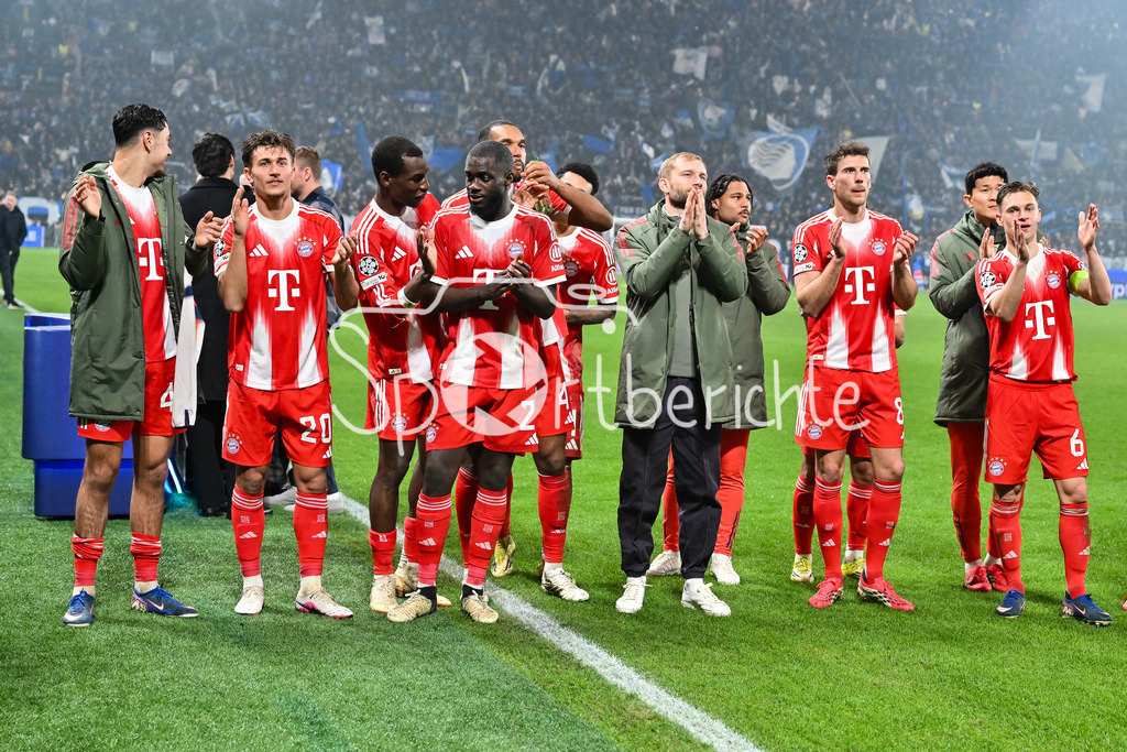 Atalanta Bergamo - FC Bayern München | BERGAMO, ITALY - 10. MARCH: Players from Bayern Munich celebrating with the fans the 6-1 win in Italy after the UEFA Champions League match between Atalanta Bergamo vs. FC Bayern Munich on first leg of round of 16 at New Balance Arena