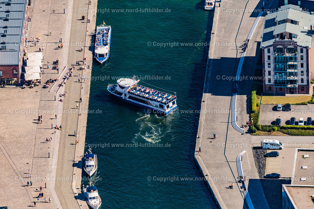 Wismar_Alter_Hafen_MS_Mecklenburg_Hansestadt_Wismar_Adler_Schiffe_ELS_6122100822 | HANSESTADT WISMAR 10.08.2022 Hafen an der Meeres- Küste der Ostseemit den Adler Fahrgastschiffen "MS Wismar" und " Hansestdt Wismar " mit Alter Hafen in Wismar im Bundesland Mecklenburg-Vorpommern, Deutschland. Weiterführende Informationen bei: Hansestadt Wismar. // Harbor on the sea coast of the Baltic Sea with the Adler passenger ships "MS Wismar" and "Hansestdt Wismar" with Alter Hafen in Wismar in the state Mecklenburg - Western Pomerania, Germany. Further information at: Hansestadt Wismar. Foto: Martin Elsen