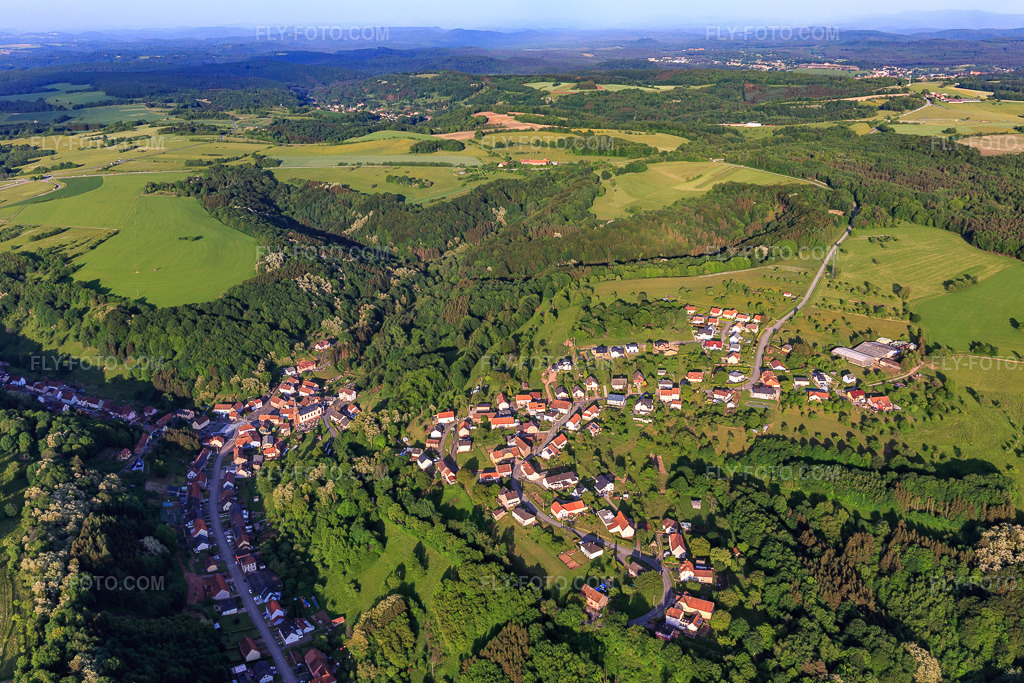 Aerial view: View of the town from the west in Hottviller in the state Moselle, France. – Photo: IMG_107222.jpg taken on 05/18/2018 by Werner Riehm/FLY-FOTO.com – Resolution of the original: 5472 x 3648 px