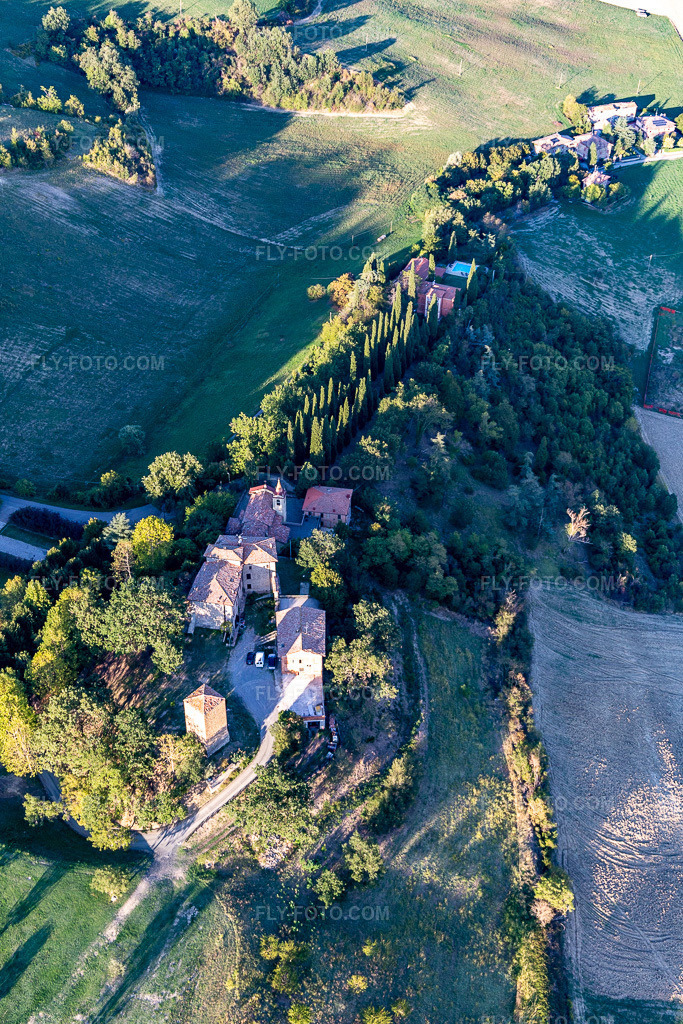 Aerial view: Castello di Nirano in the district Nirano in Fiorano in the state Modena, Italy. – Photo: IMG_134642.jpg taken on 09/19/2022 by Werner Riehm/FLY-FOTO.com – Resolution of the original: 3412 x 5118 px – Il Castello di Nirano - Antico gioiello delle colline modenesi
