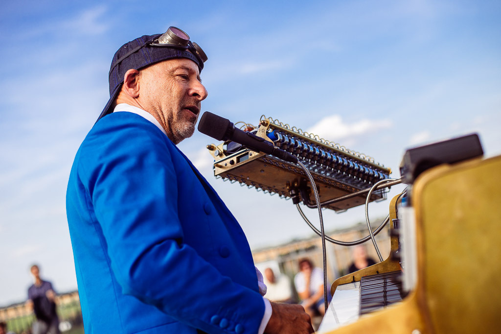 Universal Druckluft Orchester | Das Universal Druckluft Orchester mit Peter Till am Forte Belvedere Leisnig zum Festival Hallo Leisnig 2022. - Realisiert mit Pictrs.com