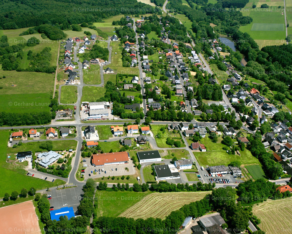 2610744 | DRIEDORF 09.06.2006 Wohngebiet einer Einfamilienhaus- Siedlung  in Driedorf im Bundesland Hessen, Deutschland // Single-family residential area of settlement  in Driedorf in the state Hesse, Germany Foto: Gerhard Launer