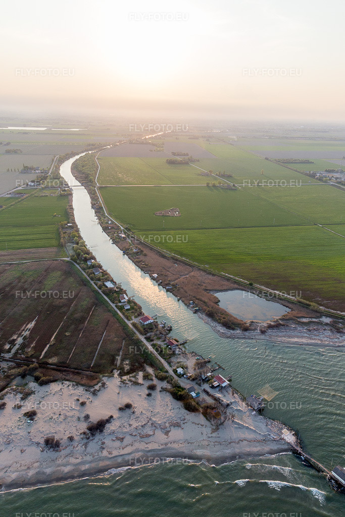 Vue aérienne: Vue de la ville à Lido DI Dante dans le département Émilie-Romagne, Italie. Photo: IMG_098485.jpg prise le 05/04/2017 par Werner Riehm/FLY-FOTO.eu – Résolution de l'original: 3648 x 5472 px
