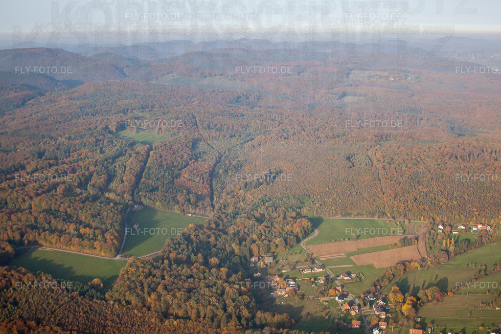 Ortsansicht | Luftbild: Ortsansicht in Nehwiller-près-Wœrth im Bundesland Bas-Rhin in Frankreich. Foto: IMG_54126.jpg vom 21.10.2012 durch Werner Riehm/FLY-FOTO.de - Realisiert mit Pictrs.com