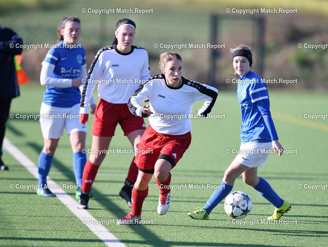 ulm | Fussball Frauen Verbandsliga 18/19   18.11.2018SV Eutingen - TSV LustnauMarina Vater (2.v.re, SV E) gegen Angelika Oswald (re, TSV L) und beobachtet von Yara Kogel (hinten 2.v.li., SV E)FOTO: ULMER PressebildagenturxxNOxMODELxRELEASExx