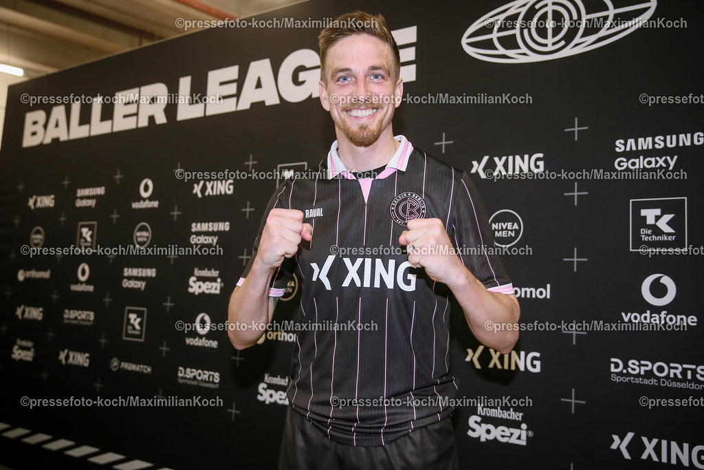 DueBL08042401014 | 08.04.2024, Düsseldorf, Fußball, Baller League, PSD Bank Dome, Final Four, Halbfinale Calcio Berlin - Las Ligas Ladies:  Bastian Oczipka (Calcio Berlin, #24) jubelnd