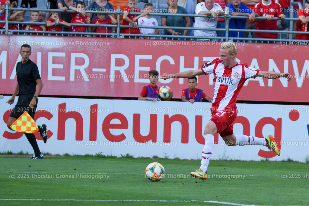 Fussball, 3. Liga, Wuerzburg Kickers vs. SG Sonnenhof Grossaspach, 30.07.2019 | Fussball, 3. Liga, Wuerzburg Kickers vs. SG Sonnenhof Grossaspach, 30.07.2019; in der Flyeralarm ARENA in Wuerzburg, (Deutschland)

Bild:  Luke Hemmerich 21 (Wuerzburger Kickers)

DFL REGULATIONS PROHIBIT ANY USE OF PHOTOGRAPHS as IMAGE SEQUENCES and/or QUASI-VIDEO. - Realisiert mit Pictrs.com