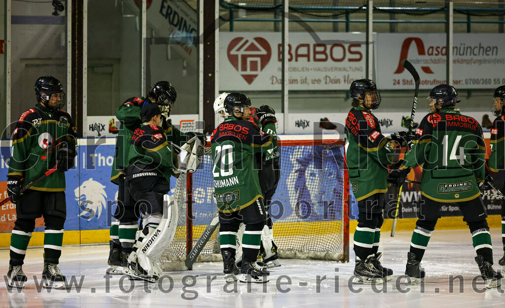2022-11-26_011_TSV_Erding_gegen_ESC_Geretsried | Erding, Deutschland, 26.11.2022:
Eishockey, Bayernliga U20 2022 / 2023, xx. Spieltag, TSV Erding gegen ESC Geretsried, Endergebnis: 5:3

Bastian Scheidl (Erding Gladiators, #11), Torwart Niklas Schlammer (Erding Gladiators, #1), Jannik Schumann (Erding Gladiators, #20), Tim Gabriel (Erding Gladiators, #15), Leopold Binding (Erding Gladiators, #14)

Foto: Christian Riedel / fotografie-riedel.net