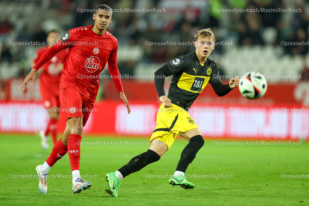 RWE3Liga25092401030 | 25.09.2024, Essen, Fußball,  Rot-Weiss Essen – Borussia Dortmund II (U23), bwin 3. Liga Herren, Stadion an der Hafenstraße, 7. Spieltag Saison 2024 2025: Jimmy Kaparos (RWE #8) Zweikampf gegen Cole Campbell (BVB II #37) DFB regulations prohibit any use of photographs as image sequences and or quasi-video.