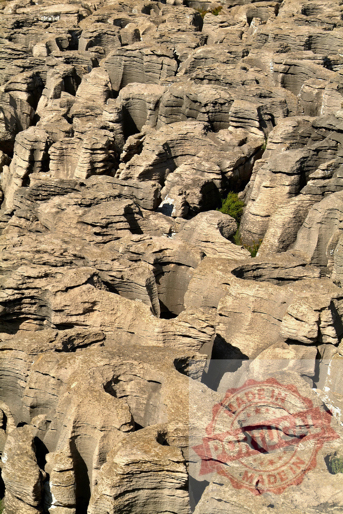 Pancake Rocks limestone formations showing erosion in Punakaiki. Centro Portugal | Stacked limestone layers forming unique rock formations along the coastline of Punakaiki, New Zealand - Realized with Pictrs.com