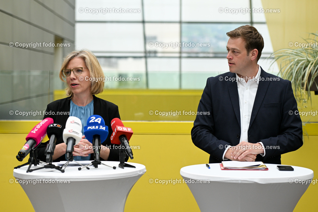 Pressekonferenz mit BMin Gewessler und LR Kaineder_ Neues UVP-Gesetz ist Turbo für die Energiewende in Oesterreich_ 02.05.2023-4 | 02.05.2023, Cubus Linz, AUT, Pressekonferenz mit BMin Gewessler und LR Stefan Kaineder, Neues UVP-Gesetz ist Turbo für die Energiewende in Oesterreich und ein Schluessel zum Heben des enormen Windkraftpotenzials in Oberoesterreich, im Bild BMin Eleonore Gewessler (Die Gruenen, Klimaschutz, Umwelt, Energie, Mobilitaet, Innovation und Technologie), LR Stefan Kaineder (Die Gruenen)