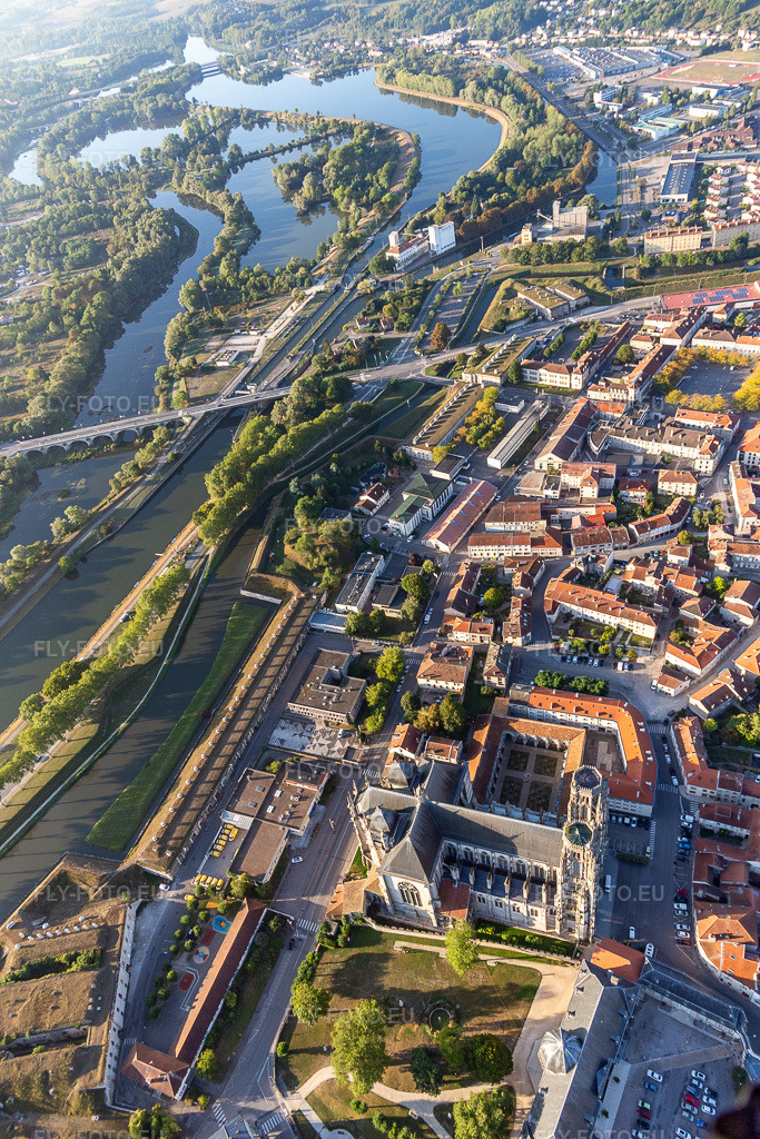 Vue aérienne: Zones riveraines de la Moselle à Toul dans le département Meurthe et Moselle, France. Photo: IMG_118120.jpg prise le 15/09/2019 par Werner Riehm/FLY-FOTO.eu – Résolution de l'original: 3648 x 5472 px