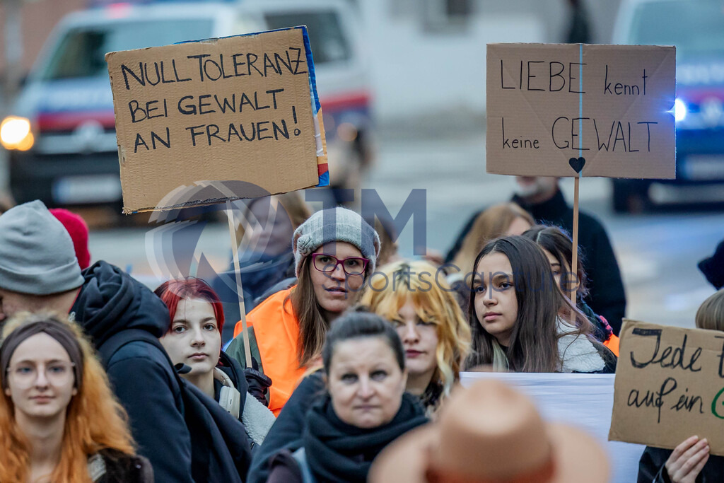 R06_2663 | 29.NOV.24-Protestmarsch gegen Gewalt-Copyright: Katholische Kirche Kärnten/Denk Dich Neu/Trainproduction/Matthias Trinkl