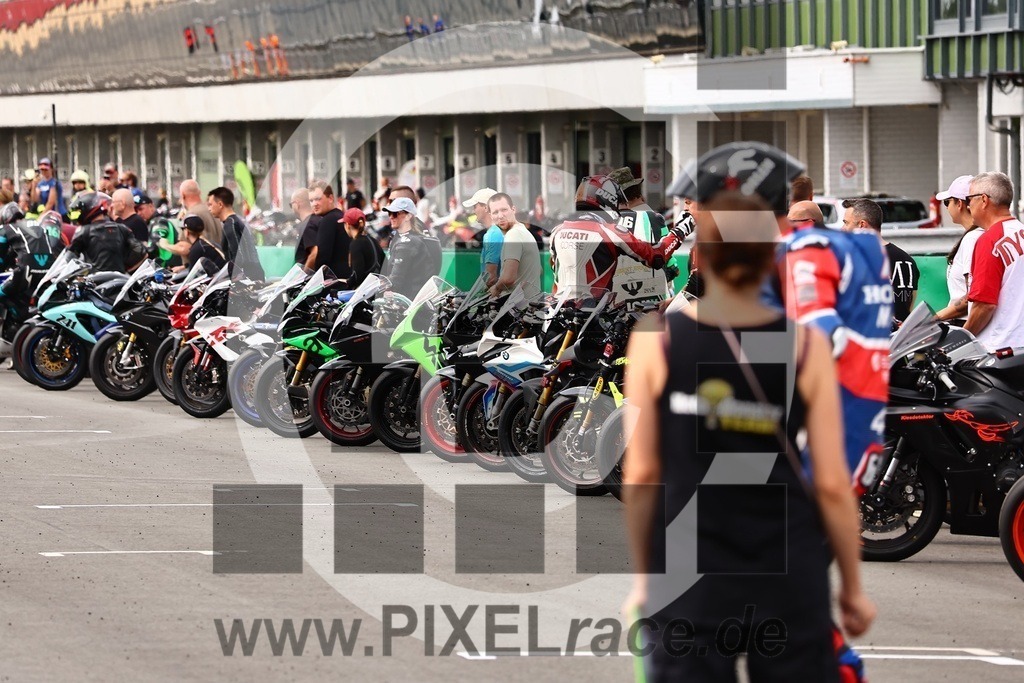 startendurance-20250830_07282 | Schöne Erinnerungen an spannende Momente - das festzuhalten ist unser Job. PIXELrace.de ist seit 2003 auf den Rennstrecken Europas unterwegs um die Action draußen beim Fahren und die wunderbare Stimmung imm Fahrerlager für euch einzufangen.