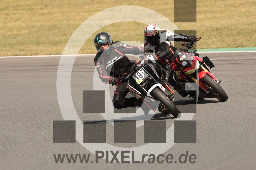 0197-20250814_11622 | Schöne Erinnerungen an spannende Momente - das festzuhalten ist unser Job. PIXELrace.de ist seit 2003 auf den Rennstrecken Europas unterwegs um die Action draußen beim Fahren und die wunderbare Stimmung imm Fahrerlager für euch einzufangen.