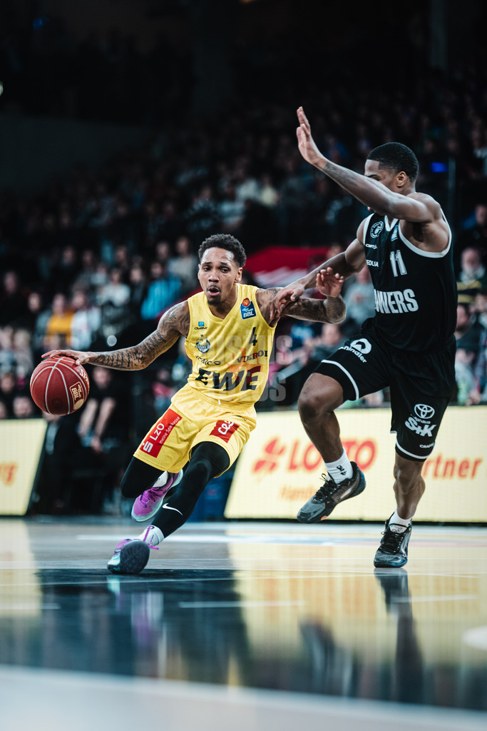 Basketball | Männer | Saison 2023/2024 | easyCredit Basketball Bundesliga | Veolia Towers Hamburg vs. EWE Baskets Oldenburg | 20.01.2024 | DeWayne Russell (#4, EWE Baskets Oldenburg) gegen William Christmas (#11, Veolia Towers Hamburg)