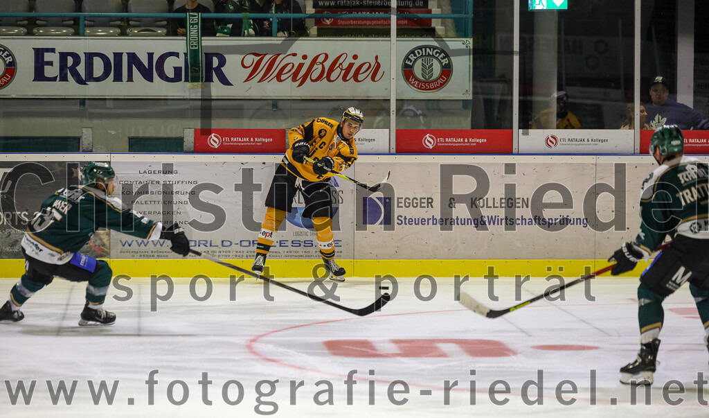 2025-08-22_129_TSV_Erding_gegen_EV_Fuessen | Erding, Deutschland, 22.08.2025:Eishockey, Oberliga Süd 2025 / 2026, Testspiel, TSV Erding gegen EV Füssen, Endergebnis: 1:4Elias Maier (Erding Gladiators, #15), Julian Straub (EV Füssen, #19), Louis Trattner (Erding Gladiators, #7)Foto: Christian Riedel / fotografie-riedel.net