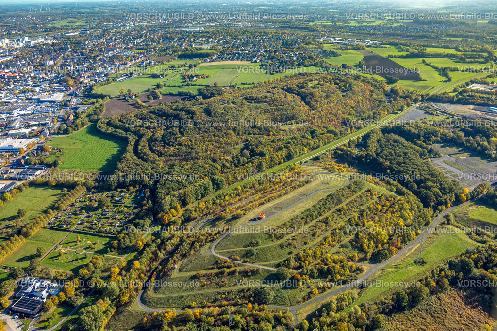 Hamm251001785 | Luftbild, Bergehalde Halde Humbert mit Haldenzeichen und Kissinger Höhe mit Haldenzeichen, vorne der Barfußpfad und Kleingartenverin KGV Zur Kissinger Höhe e.V., Krematorium Hamm, Stadtbezirk Herringen, Hamm, Ruhrgebiet, Nordrhein-Westfalen, Deutschland