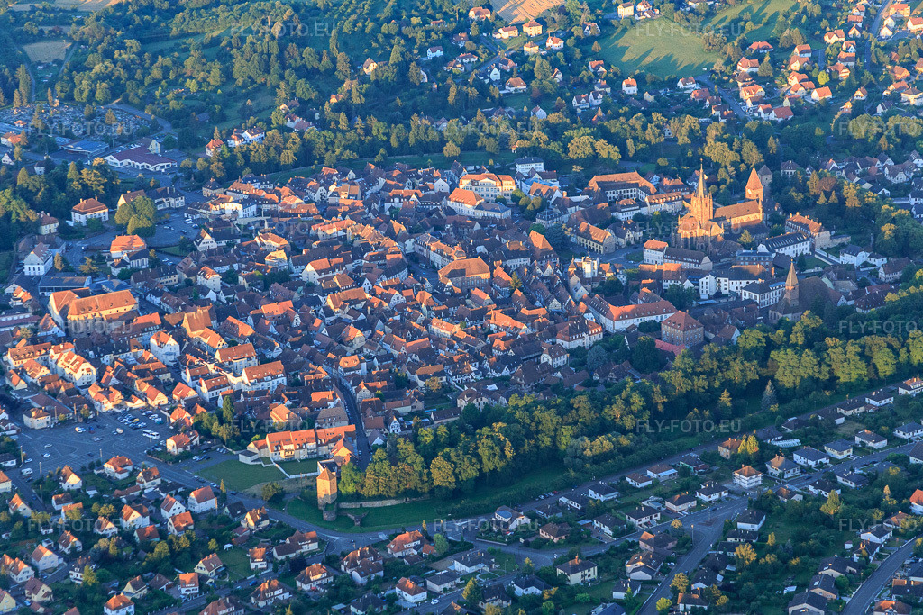 Vue aérienne: Vue de la ville depuis le nord-est à Wissembourg dans le département Bas Rhin, France.Photo: IMG_091529.jpg prise le 10/07/2016 par Werner Riehm/FLY-FOTO.euRésolution de l'original: 5275 x 3517 px