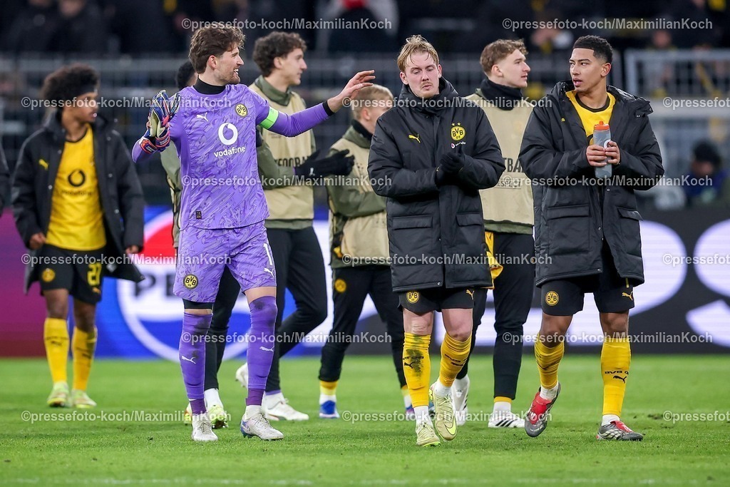 UCL17022601123 | 17.02.2026, Fußball, UEFA Champions League, Borussia Dortmund - Atalanta Bergamo, BVB Stadion, Play-Offs Hinspiel, Saison 2025 2026: Abschlussjubel nach dem 2:0 Sieg für den BVB Torwart Gregor Kobel&nbsp;(BVB #01) Julian Brandt&nbsp;(BVB #10) Jobe Bellingham&nbsp;(BVB #07)  Regulations prohibit any use of photographs as image sequences and or quasi-video.