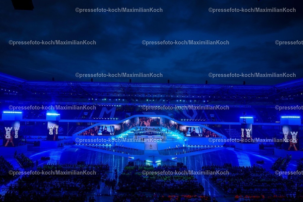 FISU16072501036 | 16.07.2025, Duisburg, FISU World University Games Summer, Rhine-Ruhr 2025, Opening Ceremony, Schauinsland-Reisen-Arena: Feature Innenansicht Feierliche Eröffnung der FISU in der Arena. übersicht übersichtsbild Impression Symbolbild Symbolisch Die Band um Sänger Montez performt bei der Eröffnungsfeier. Sänger Musik Konzert Musiker Musikkonzert Musikeinlage 