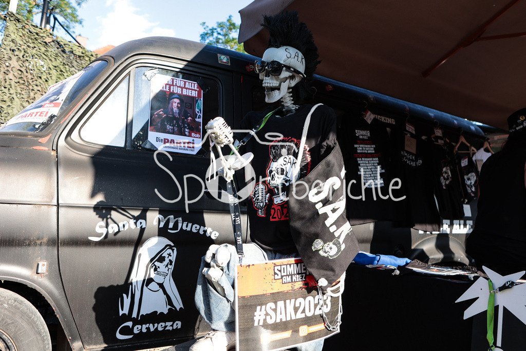 Sommer am Kiez | Der Merch Stand des Festivals "Sommer am Kiez" mit einen Skelett / Die Partei / Bob Meitinger