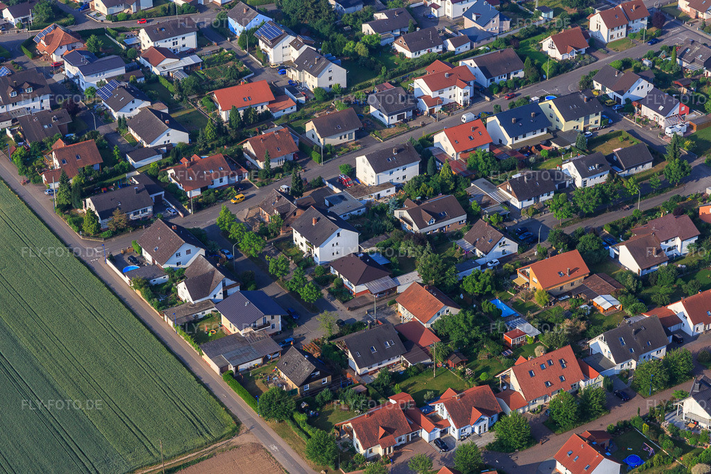 Luftbild: Brucknerstr in Ottersheim bei Landau im Bundesland Rheinland-Pfalz in Deutschland. Foto: IMG_080666.jpg vom 12.06.2015 durch Werner Riehm/FLY-FOTO.de