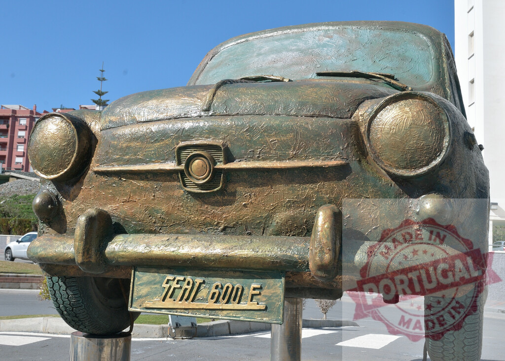 Giant sculpture of a SEAT 600 E car honoring the iconic spanish vehicle | Monument celebrating the SEAT 600 E, a symbol of Spain's industrial and social development - Realisiert mit Pictrs.com