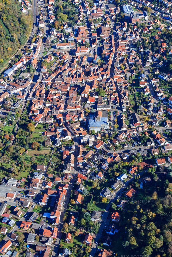 Luftbild: Stadtübersicht aus Osten in Annweiler am Trifels im Bundesland Rheinland-Pfalz in Deutschland. Foto: IMG_34761.jpg vom 26.10.2010 durch Werner Riehm/FLY-FOTO.deAuflösung des Originals: 2885 x 4328 px
