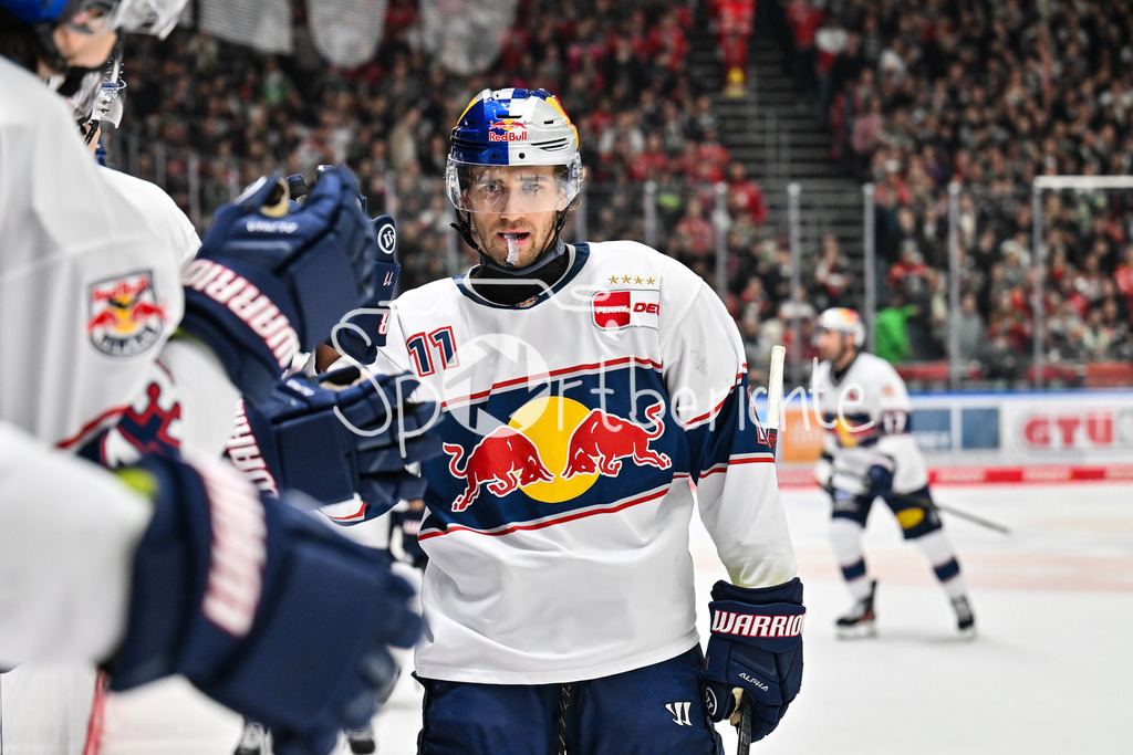 Augsburger Panther - EHC RB München | AUGSBURG, DEUTSCHLAND - 27. FEBRUAR: Jubel der Gäste nach dem Treffer zum 1-3 durch Markus EISENSCHMID (RB München 11) / Tor / Torschuetze / Freude / Happy während dem Match zwischen den Augsburger Panthern und dem EHC RB München am 46. Spieltag der Penny DEL im Curt Frenzel Stadion