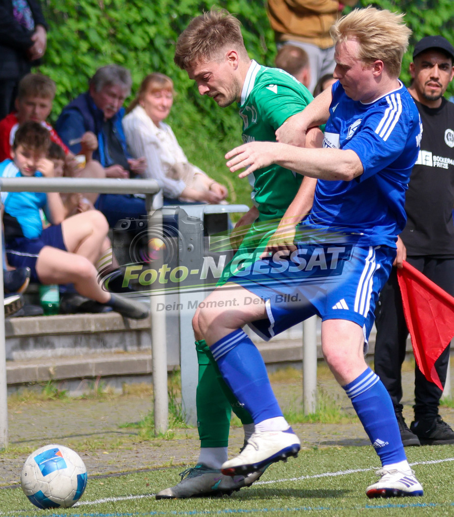 Bünder SV - SV Enger-Westerenger, | Auf dem Bild zu sehen: grün Bünder SV: Timo Westerbeck ; blau SV Enger-Westerenger: Philipp Gerdener Bünder SV, SV Enger-Westerenger, Saison 25/26, Kreisliga A, Bünde, Deutschland - Realisiert mit Pictrs.com