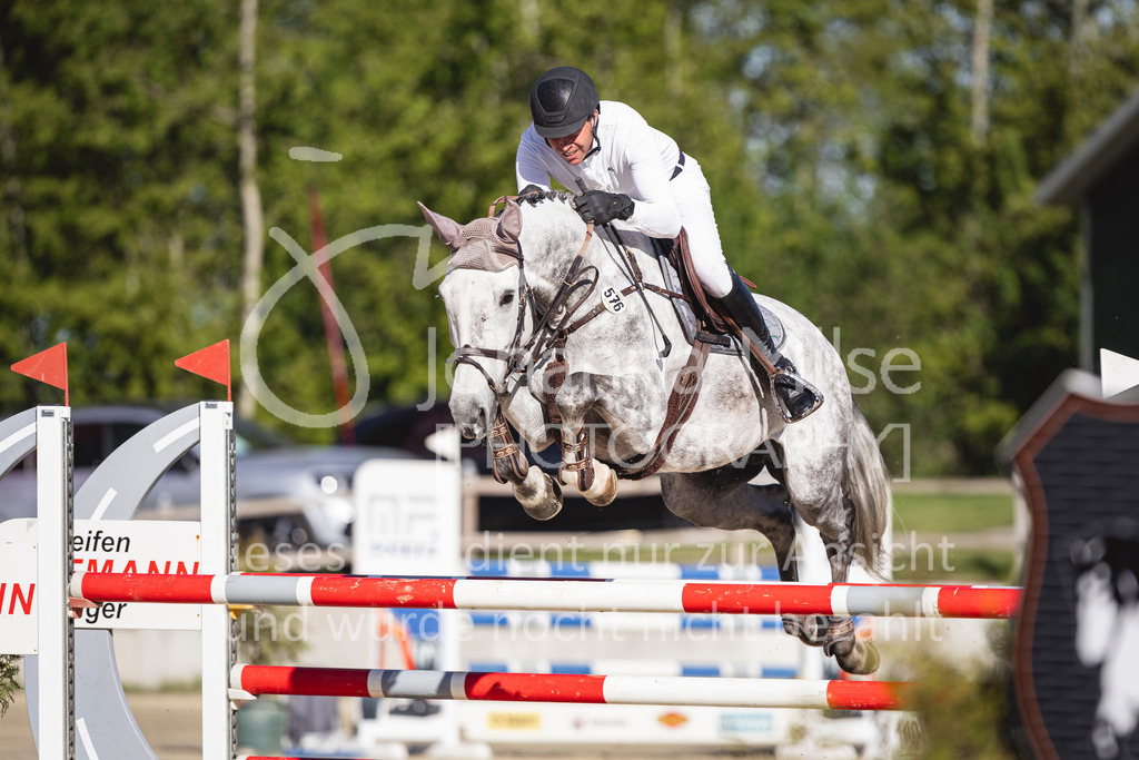 260501_Spenge_12_SprPf-M-603 | Deine schönsten Turniermomente als professionelle Fotos! Entdecke hochwertige Pferdesport-Fotografie im Online-Shop. Jetzt Fotos finden & bestellen!