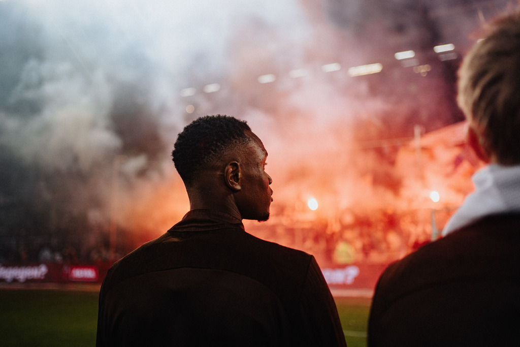FCS05973 | Der offizielle Shop für FC St. Pauli Fotos. Wähle aus Spielszenen & Fanmomenten dein FCSP Wunschformat. Wir liefern Millerntor-Atmosphäre.