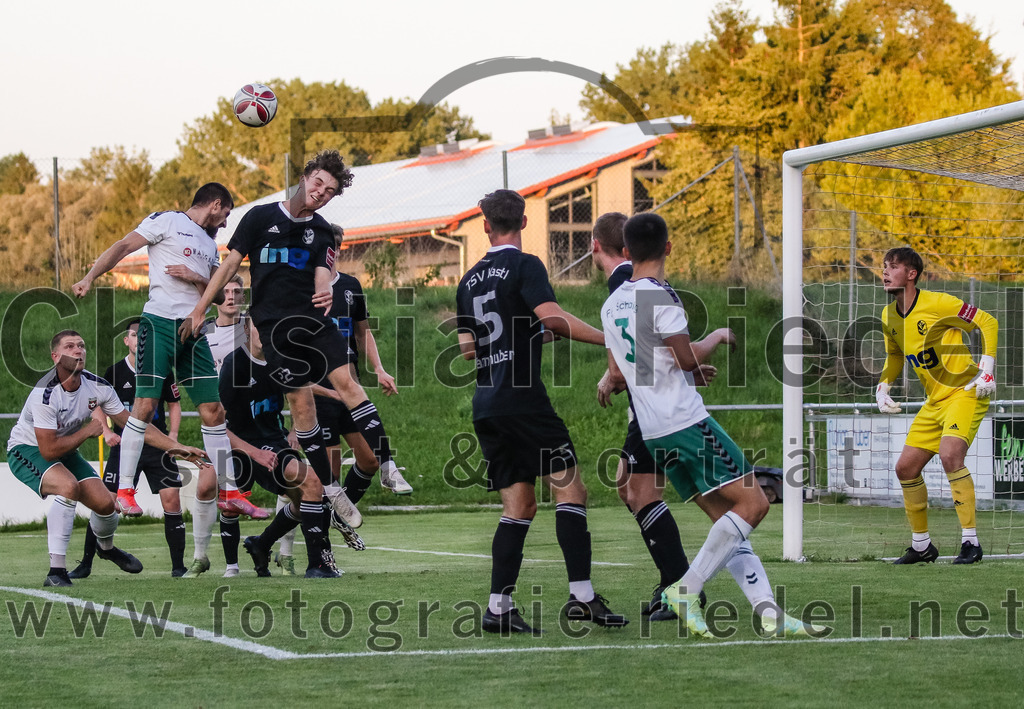 2023-08-18_115_FC_Schwaig_gegen_TSV_Kastl | Oberding, Deutschland, 18.08.2023:
Fußball, Landesliga Südost 2023 / 2024, 7. Spieltag, FC Schwaig gegen TSV Kastl, Endergebnis: 2:2

Mirza Idrizovic (FC Schwaig, #25), Christoph Hoffmann (TSV Kastl, #22), Raphael Kamhuber (TSV Kastl, #5), Roman Mavdryk (FC Schwaig, #3), Torwart Patrick Alramseder (TSV Kastl, #24)

Foto: Christian Riedel / fotografie-riedel.net