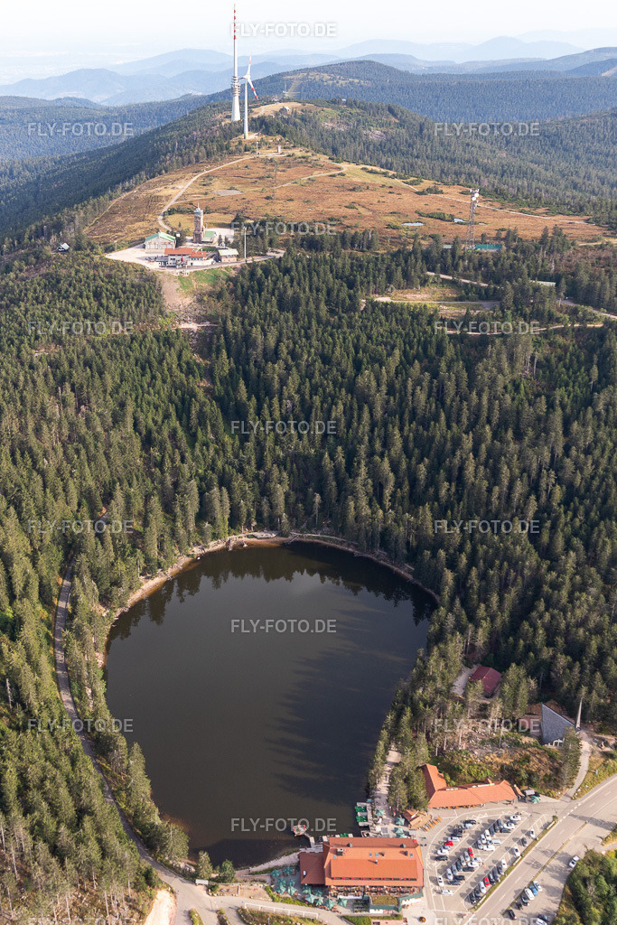 Bergrettungsstation Hornisgrinde (höchster Gibfel des N-Schwarzwalds) und Bergrettungsstation Hornisgrinde - Karl-Speck Hütte, Hornisgrindeturm, Bismarckturm, Sendemast und Grinde Hütte über dem Mummelsee an der Schwarzwaldhochstraße B500in Seebach | Luftbild: Bergrettungsstation Hornisgrinde (höchster Gibfel des N-Schwarzwalds) und Bergrettungsstation Hornisgrinde - Karl-Speck Hütte, Hornisgrindeturm, Bismarckturm, Sendemast und Grinde Hütte über dem Mummelsee an der Schwarzwaldhochstraße B500in Seebach im Ortsteil Obersasbach in Sasbach im Bundesland Baden-Württemberg in Deutschland. Foto: IMG_008836.jpg vom 20.09.2020 durch Werner Riehm/FLY-FOTO.de - Realisiert mit Pictrs.com