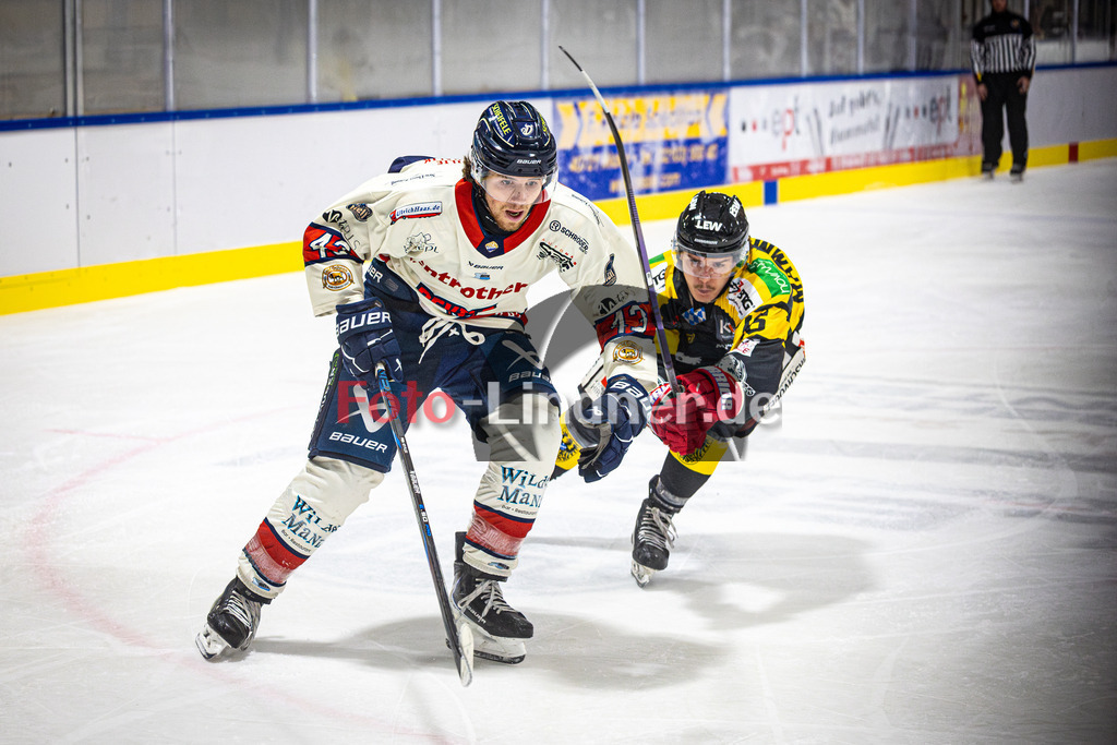 EA Schongau MANNUTS gegen VfE Ulm/Neu-Ulm DEVILS | Eishockey Bayernliga 2025/26 Vorrunde 6 Spieltag, EA Schongau MANNUTS gegen VfE Ulm/Neu-Ulm DEVILS, 20251031,Zweikampf,2025-10-31 in Schongau (Eisstadion Schongau), Tobias NÖSS (VfE Ulm/Neu-Ulm DEVILS 43), Fabian HICKL (EA Schongau MAMMUTS 16)Copyright: WolfgangxLindner www.foto-lindner.de