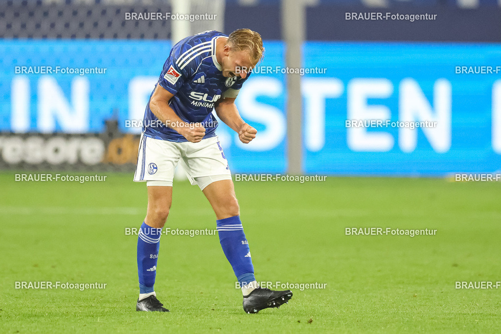 1_S04BER_20250801_3599.JPG -  - FC Schalke 04 - Hertha BSC Berlin - 2. Bundesliga | Gelsenkirchen, Deutschland, 01.08.25: Timo Becker (FC Schalke 04) gestikuliert, Gestik nach dem Spiel der 2. Bundesliga zwischen FC Schalke 04 - Hertha BSC Berlin in der Veltins-Arena am 01. August 2025 in Gelsenkirchen, Deutschland. (Foto von Stefan Brauer/Brauer-Fotoagentur)DFB/DFL REGULATIONS PROHIBIT ANY USE OF PHOTOGRAPHS AS IMAGE SEQUENCES AND/OR QUASI-VIDEO.