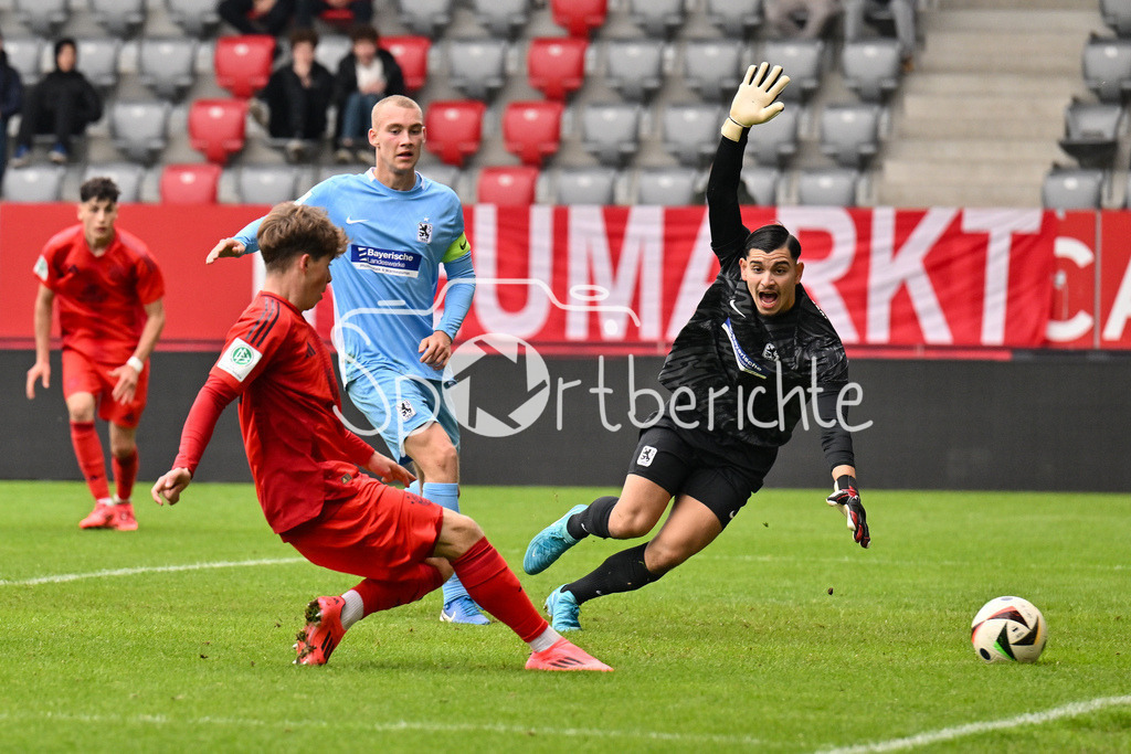 FC Bayern München U19 - TSV 1860 München U19 | Der Treffer zum 2-1 in der Nachspielzeit fuer die kleinen Bayern - Maximilian SCHUHBAUER (FC Bayern U19 #14) schiebt ein / tor / Torschuezte / U19 DFB Nachwuchsliga: FC Bayern Muenchen U19 - TSV 1860 Muenchen U19, FC Bayern Campus am 02.11.2024