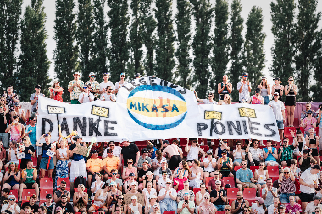 Beachvolleyball | Männer | Allianz German Beach Tour 2025 | Tourstop Bremen | 14.06.2025 | Fans hissen ein Banner für für die Brüder Bennet und David Poniewaz mit der Aufschrift Danke Ponies Legends Mikasa