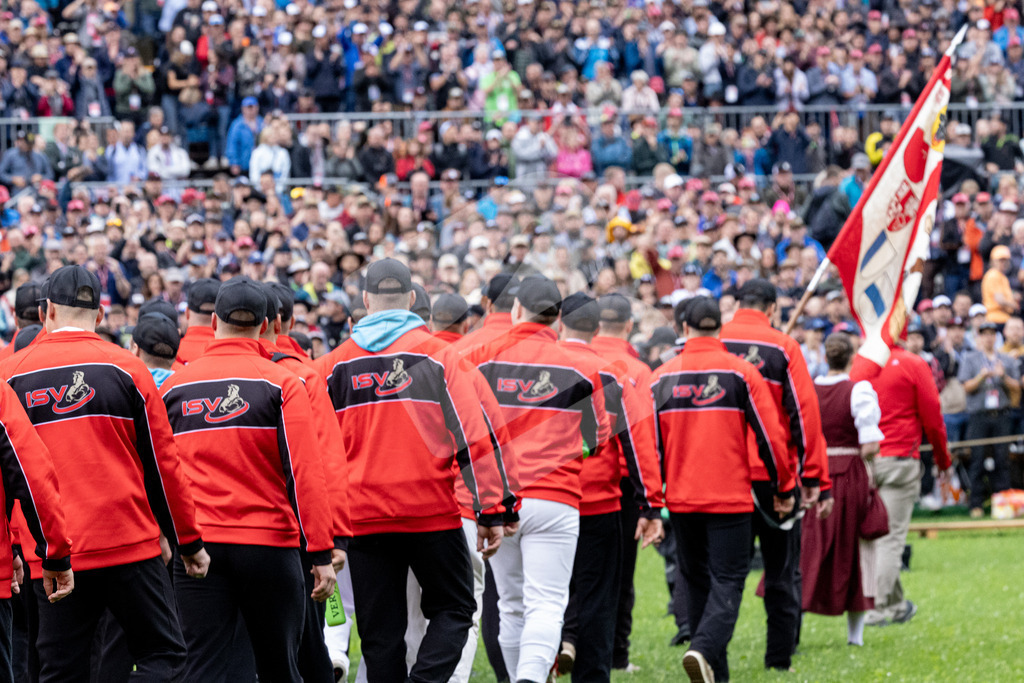 ESAF2025_Einzug_4294 | Die Schwinger des Schwyzer Kantonalen Schwingerverbandes: Fotos, die Dynamik und Leidenschaft festhalten, sowie emotionale Momente aus dem traditionellen Schwingsport zeigen. - Realisiert mit Pictrs.com