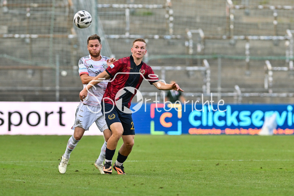 SpVgg Unterhaching - FC Bayern Amateure | im Duell Benno SCHMITZ (FC Bayern Muenchen II 6) und Cornelius PFEIFFER (Haching 22) / Zweikampf / Regionalliga Bayern: SpVgg Unterhaching - FC Bayern München II; Uhlsport Park am 15.08.2025