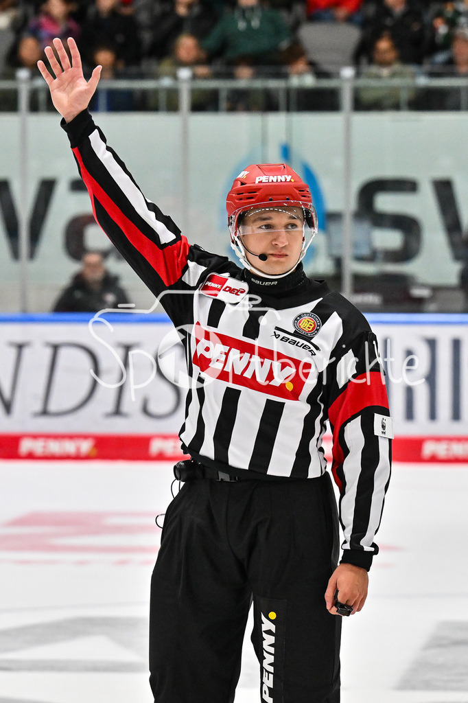 Augsburger Panther - Adler Mannheim | Im bild Hauptschiedsrichter Zsombar PALKOEVI / Einzelfoto / Freisteller / DEL: Augsburger Panther - Adler Mannheim; Curt Frenzel Stadion am 14.09.2025