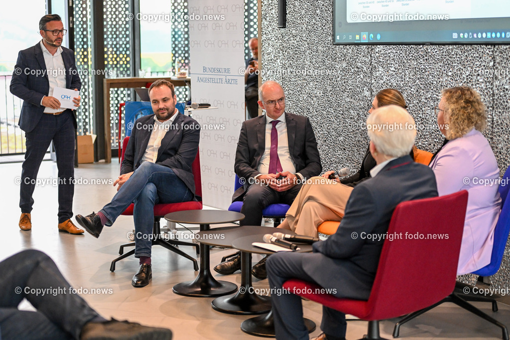 BKAÄ-Enquete_ JKU Med Campus I_ 10.05.2023-10 | 10.05.2023, Linz, AUT, JKU medLOFT, Arbeitsplatz Spital, wie die Jungen künftig arbeiten wollen, im Bild Michael Sacherer (Präsident der Ärztekammer Steiermark), Bernd Lamprecht (Primar, Vorstand der Klinik für Lungenheilkunde am Kepler Universitätsklinikum), Cornelia Sitter (Turnusärztin in Steyr), Nicole Sophie Brunner (Vorsitzende der ÖH-Med Wien), Reinhold Popp (Univ. Prov., Zukunftsforscher)