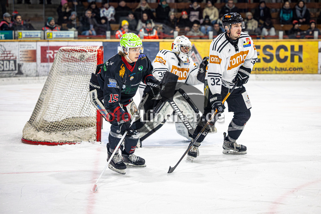 Peißenberg MINERS gegen ESV Burgau 2000 | Eishockey Bayernliga 2025/26 Vorrunde 21. Spieltag, Peißenberg MINERS gegen ESV Burgau 2000, 20251226,Vor dem Tor,2025-12-26 in Peißenberg (flatbuy Arena Peißenberg), Ryan MURPHY (MINERS 15), Roman JOURKOV (ESV Burgau Torwart 30), Patrick SPINGLER (ESV Burgau 32)Copyright: WolfgangxLindner www.foto-lindner.de