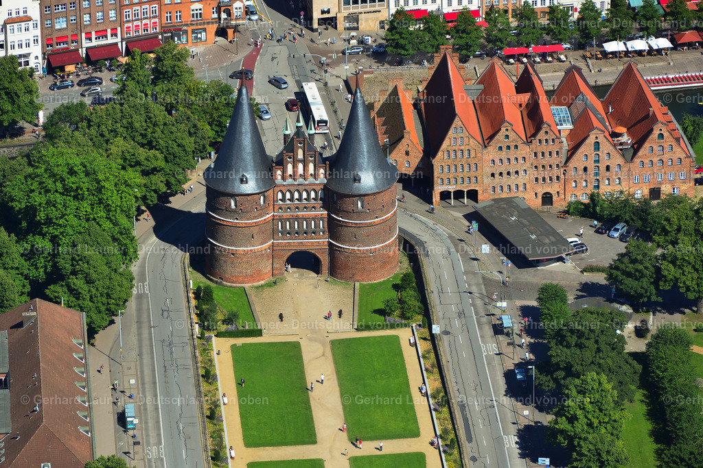 3622108 | Das Holstentor ist ein Stadttor, das die Altstadt der Hansestadt Lübeck nach Westen begrenzt. Es ist das Wahrzeichen der Stadt und wurde 1478 fertiggestellt. Das spätgotische Gebäude gehört zu den Überresten der Lübecker Stadtbefestigung. Das Holstentor ist neben dem Burgtor das einzige erhaltene Stadttor Lübecks
