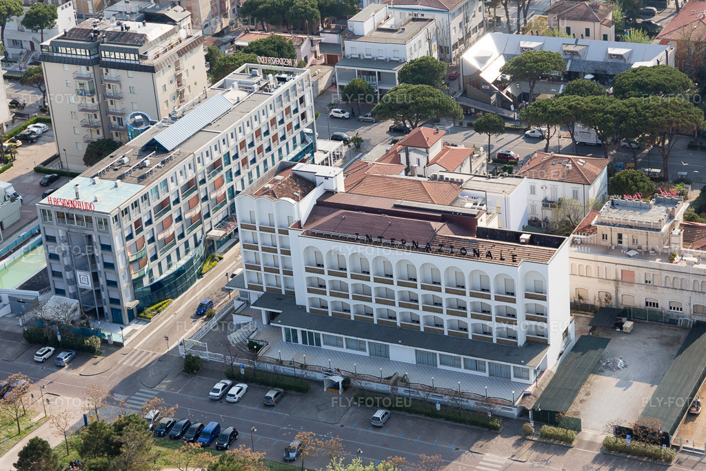 Vue aérienne: Vue de la ville à Cesenatico dans le département Forlì-Cesena, Italie. Photo: IMG_098384.jpg prise le 05/04/2017 par Werner Riehm/FLY-FOTO.eu – Résolution de l'original: 5472 x 3648 px